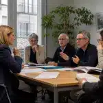 Syndic de copropriété : comment contester une décision d'assemblée générale jugée abusive Groupe de personnes en réunion autour d'une table